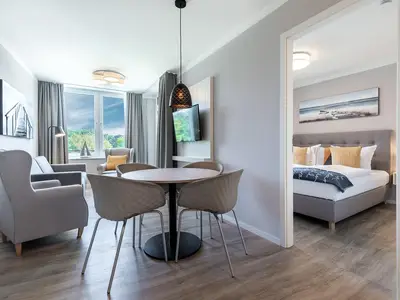 Wohn-Essbereich mit Zugang zum Schlafzimmer