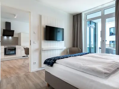 Schlafzimmer mit Zugang zum Wohn-Essbereich