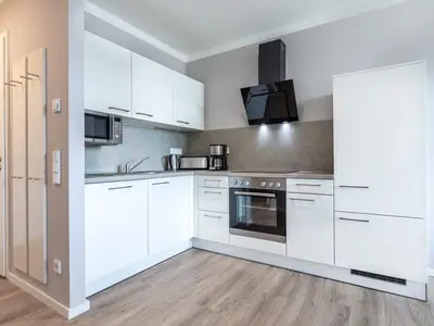 Offene Küche mit Backofen und Geschirrspüler