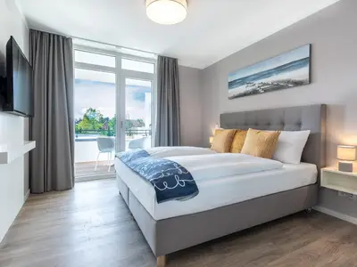 Schlafzimmer mit Zugang zur Loggia