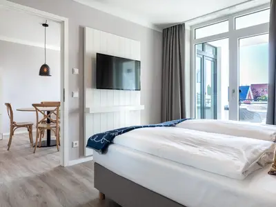 Schlafzimmer mit Zugang zum Wohn-Essbereich