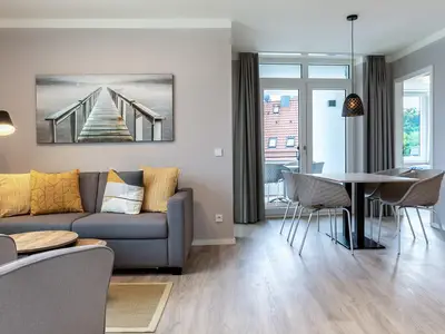 Wohn-Essbereich mit Zugang zur Loggia
