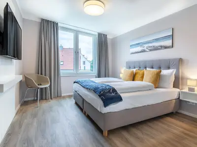 Schlafzimmer "1" mit Boxspringdoppelbett und TV