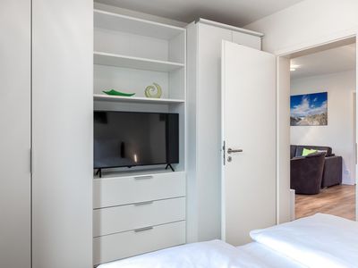 Schlafzimmer "1" mit Kleiderschrank und Flatscreen-TV