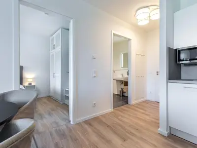Wohn-Essbereich mit Zugang zum Schlaf- und Badezimmer