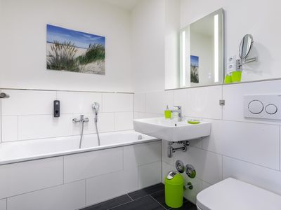 Badezimmer "1" mit Badewanne und Waschtisch