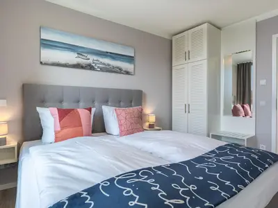 Schlafzimmer "2" mit Boxspringbett und Kleiderschrank