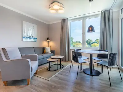 Wohn-Essbereich mit Sitzgelegenheit und Couchtisch