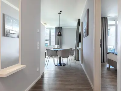 Flur mit Blick zum Wohn-Essbereich und Schlafzimmer