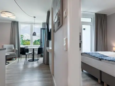 Wohn-Essbereich mit Blick zum Schlafzimmer