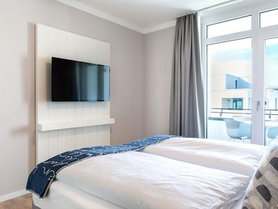 Schlafzimmer mit Boxspringbett und Flatscreen-TV