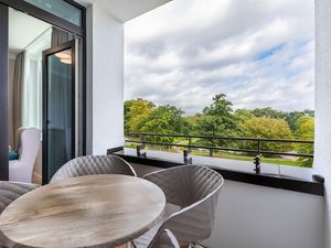 Überdachte Loggia mit Gartenmöbeln