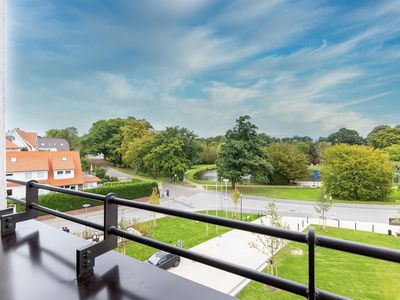 Überdachte Loggia mit Blick zum Godewindpark