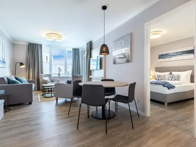 Wohn-Essbereich mit Zugang zum Schlafzimmer
