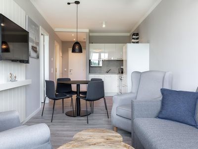 Wohn-/Essbereich mit Küchentisch und Sitzgelegenheit