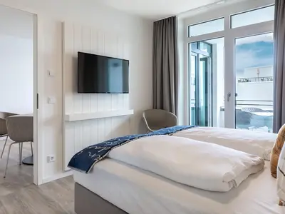 Schlafzimmer mit Zugang zum Wohn-Essbereich