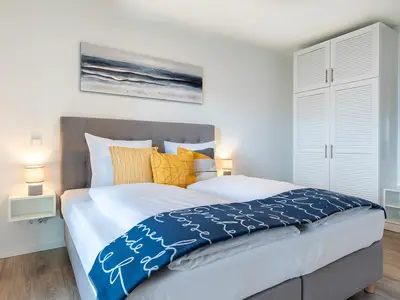 Schlafzimmer mit Boxspringbett und Kleiderschrank