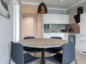 Wohn-/Essbereich mit Küchentisch und Sitzgelegenheit