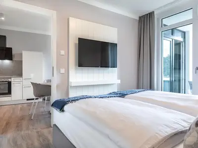 Schlafzimmer mit Blick zum Wohn-Essbereich