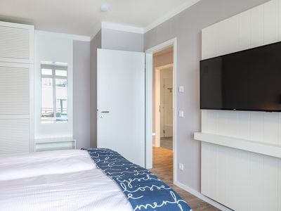 Schlafzimmer mit Kleiderschrank und Flatscreen-TV