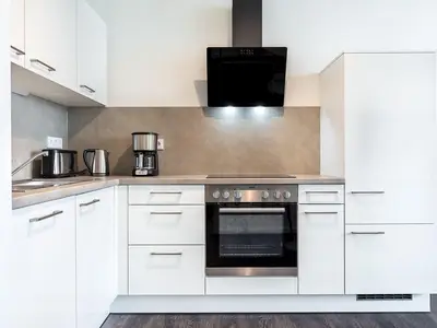 Offene Küche mit Backofen und Geschirrspüler