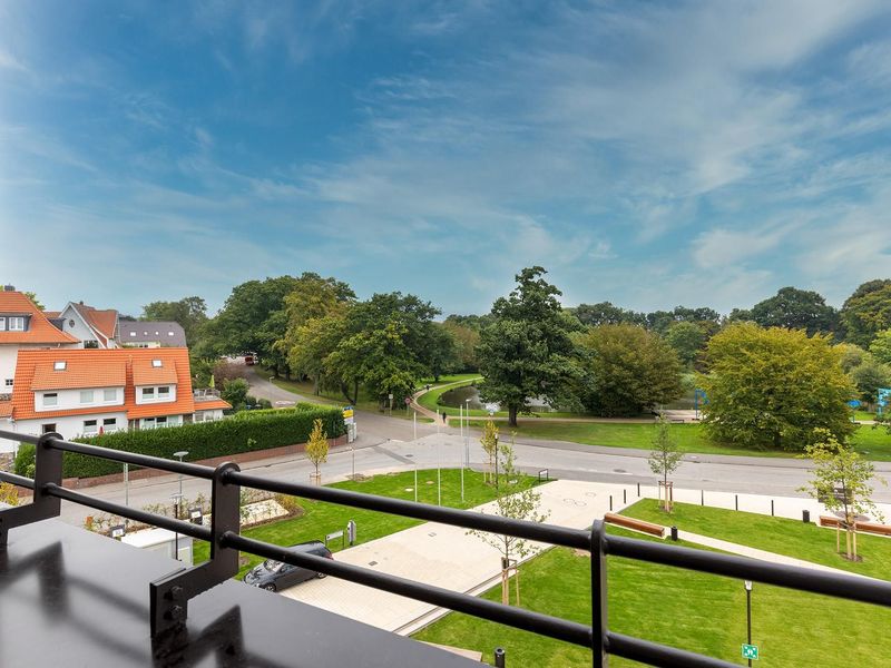 Überdachte Loggia mit Blick zum Godewindpark