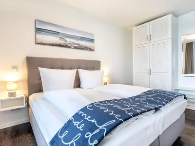 Schlafzimmer mit Boxspringbett und Kleiderschrank