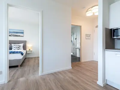 Wohn-Essbereich mit Zugang zum Schlaf- und Badezimmer