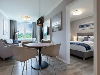 Wohn-Essbereich mit Sitzgelegenheit und Zugang zum Schlafzimmer