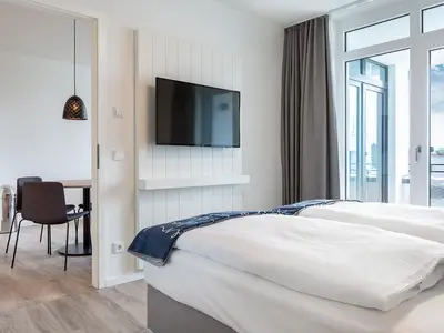 Schlafzimmer mit Zugang zum Wohn-Essbereich