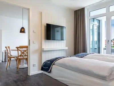 Schlafzimmer mit Zugang zum Wohn-Essbereich
