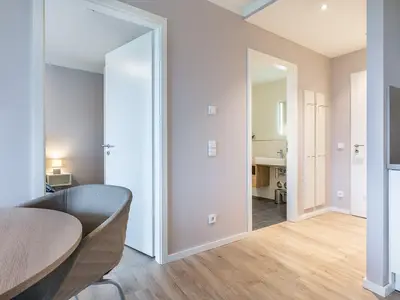 Wohn-Essbereich mit Zugang zum Schlaf- und Badezimmer