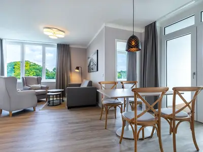 Wohn-Essbereich mit Zugang zur Loggia