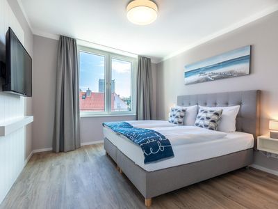 Schlafzimmer "1" mit Boxspringbett und Flatscreen-TV