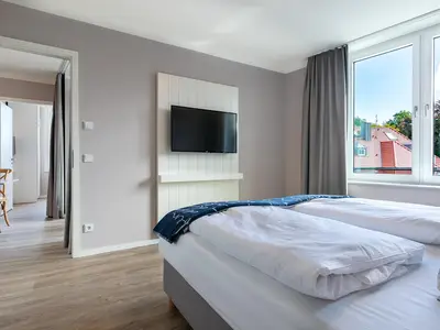 Schlafzimmer "1" mit Zugang zum Wohn-Essbereich