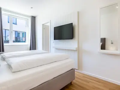 Schlafzimmer mit Boxspringbett und TV
