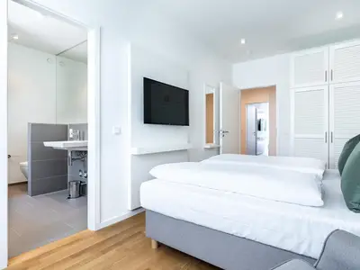 Schlafzimmer mit Zugang zum Badezimmer