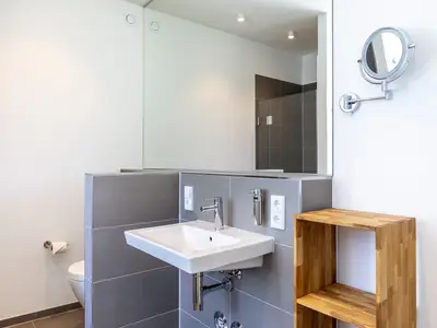 Badezimmer mit Waschtisch und Spiegel