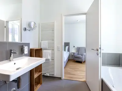 Badezimmer mit Zugang zum Schlafzimmer