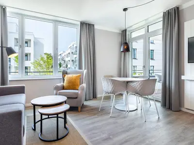Wohn-Essbereich mit Zugang zur Loggia