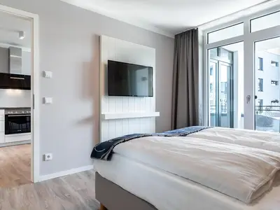 Schlafzimmer mit Zugang zum Wohn-Essbereich