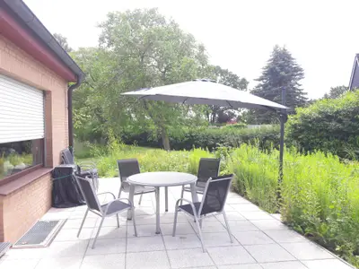 Terrasse mit Grill, Ampelschirm Tisch und Stühlen