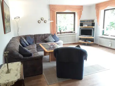 Wohnzimmer mit Mediencenter und bequemer Sitz- und