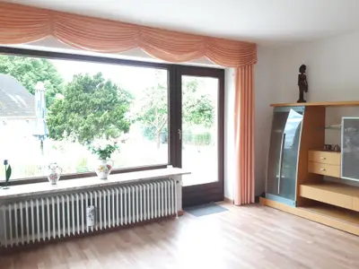 Wohnzimmer mit Zugang zur Terrasse