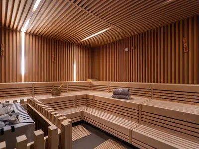 Wellnessbereiche mit Sauna, Dampfbad, Ruheraum und direktem Zugang zum Wohnbereich