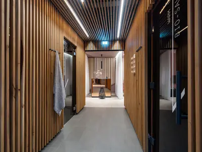 Wellnessbereiche mit Sauna, Dampfbad, Ruheraum und direktem Zugang zum Wohnbereich