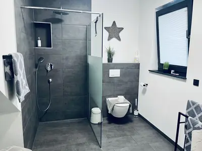 Badezimmer mit Walk-In Dusche