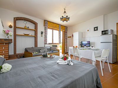 Die Wohnung mit Doppelbett, Esstisch und Ausgang zur Terrasse
