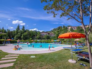 Das Schwimmbad des Hotels Pineta Campi 200 Meter entfernt