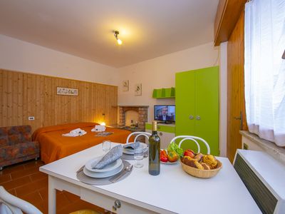 Das Studio-Apartment mit Doppelbett, Esstisch und TV